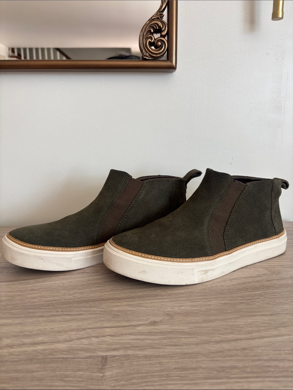 Toms Slip-On Suede Chelsea Sneakers Olive Green Size 8